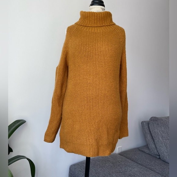 Turtle neck shoulder cut out sweater - Picture 1 of 7